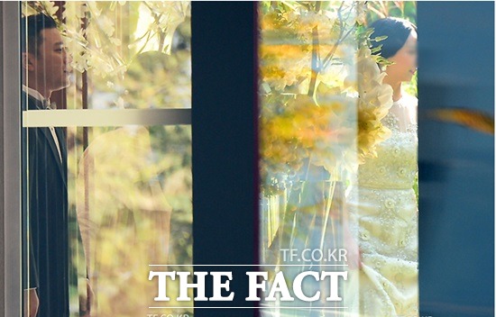 시형 씨와 손 씨는 중간에 공백이 있긴 했지만 10년 이상 교제한 것으로 알려졌다. 결혼식을 올리기 전 대기중인 시형 씨와 손 씨./이새롬 기자