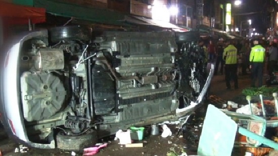 8일 오후 부산에서 음주 운전자가 몰던 차량이 도로 옆 포장마차를 덮쳐 2명이 숨지고 9명이 다치는 사고가 발생했다. / YTN 뉴스 캡처