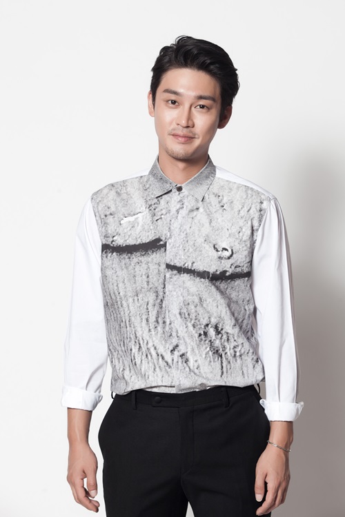 성혁이 사진과 달리 나이브한 차림으로 <더팩트> 사옥을 방문해 주변의 시선을 받았다./FNC엔터테인먼트 제공