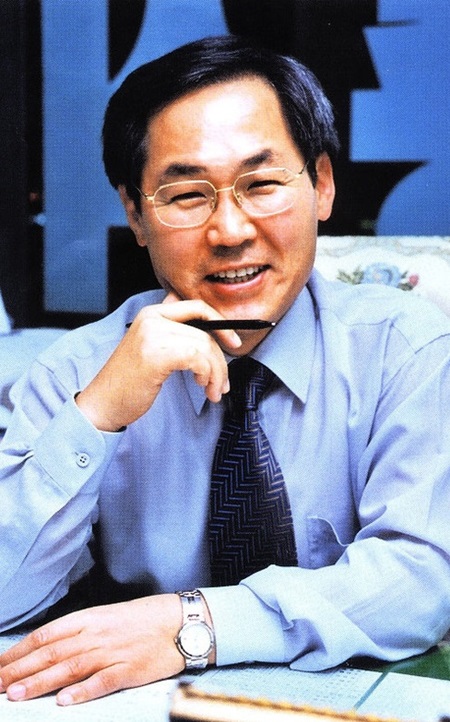 변호사 시절 느낀 고민과 경험은 우 원내대표를 정계로 이끌었다. 2004년 17대 총선 때 국회에 입성한 뒤 내리 3선에 성공했다. 그리고 지난 9일 재수 끝에 제1야당의 사령탑에 올랐다./우윤근 블로그