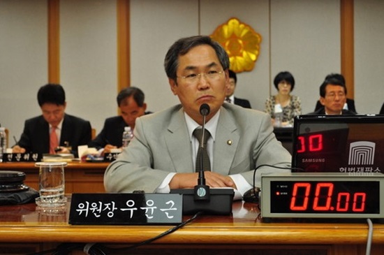 우 원내대표의 남은 임기는 7개월. 그의 당선은 친노·범구주류의 지원에 힘입은 것으로 보이나, 성향상으로는 합리적 성품의 중도온건주의자이자 협상파로 분류돼 계파간 균형추 역할을 수행해나갈 지 주목된다./우윤근 블로그