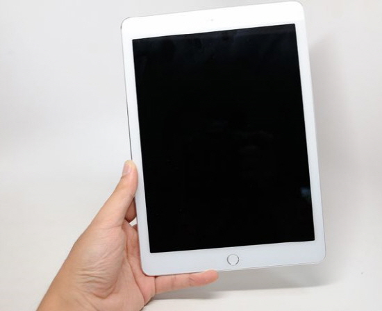 아이패드 에어2는 7mm의 얇은 두께를 자랑한다.