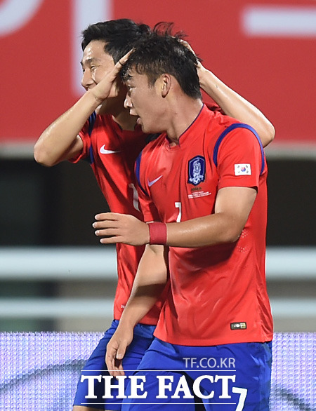 김민우(오른쪽)가 10일 열린 파라과이전에서 전반 27분 선제골을 터뜨리자 남태희가 축하 인사를 건네고 있다. / 천안종합운동장 = 최용민 기자