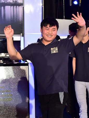 롤드컵 중국대표 로얄클럽의 원거리딜러 우지. 우지는 OMG와 롤드컵 4강 승리 후 인터뷰에서 롤드컵 2회 연속 결승에 진출한 선수로 만들어 준 새 멤버들에게 감사하다고 말했다./라이엇게임즈 제공