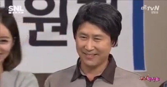 SNL코리아 혜리 뽀뽀를 받은 신동엽이 누리꾼들의 부러움을 한몸에 샀다. /SNL코리아 방송 캡처