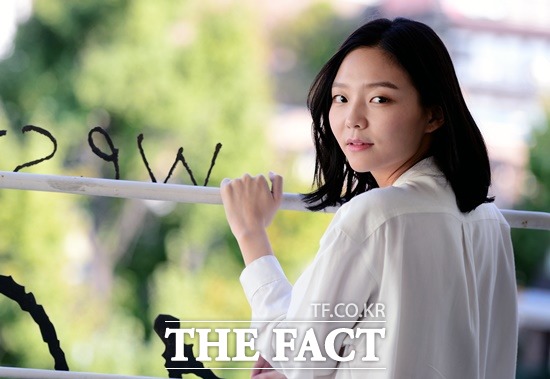 지난 2일 개봉한 영화 마담 뺑덕에서 덕이 역을 연기한 배우 이솜. 모델 출신 이솜은 2010년 맛있는 인생 이후로 다양한 장르의 영화에 출연하며 배우로서 탄탄한 필모그래피를 만들고 있다./김슬기 기자