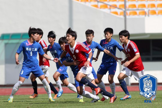마산공고와 한양공고 선수들이 지난 3일 김천종합운동장에서 열린 대교눈높이 전국 고등축구리그 왕중왕전 64강에서 공을 다투고 있다. / 대한축구협회 제공