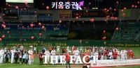 [TF포토] SK 마지막 홈경기 '팬들과 풍선 띄우기'