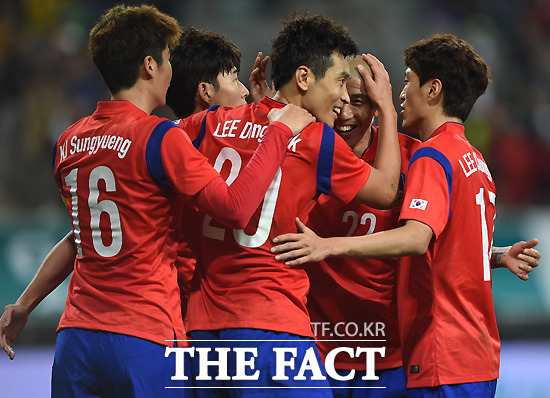 이동국(가운데)이 14일 코스타리카와 친선 경기에서 0-1로 뒤진 전반 45분 골을 넣은 뒤 동료들과 기뻐하고 있다. / 서울월드컵경기장 = 최용민 기자