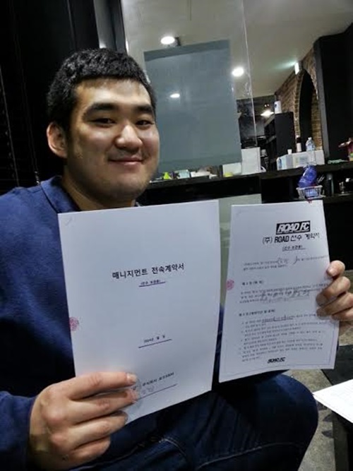 심건오가 한국의 브록 레스너가 될 수 있을지 관심이 쏠린다. 로드 FC와 계약을 체결한 뒤 활짝 웃고 있는 심건오. / 로드 FC 제공