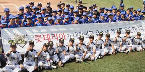 롯데리아가 13일 허구연의 롯데리아 유소년 야구교실에 참가를 희망하는 특수학교를 모집한다고 밝혔다. /롯데리아 제공
