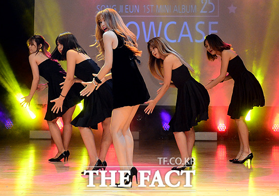 송지은은 신곡 예쁜 나이 25살에서 깜찍하면서도 섹시한 퍼포먼스를 보여줬다. / 김슬기 기자