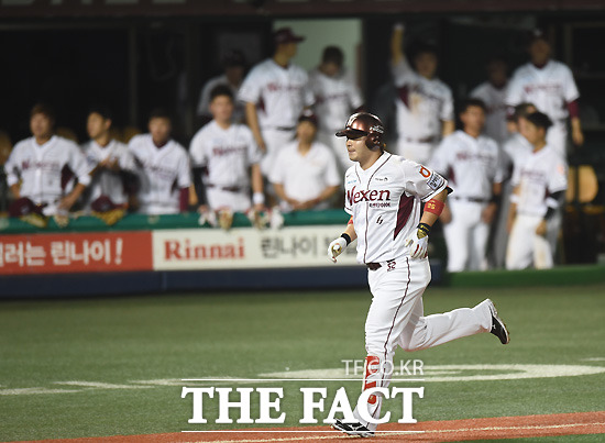 넥센이 14일 부산 사직구장에서 열린 롯데와 원정 경기에서 박병호의 홈런포를 앞세워 승리를 챙겼다. 지난달 4일 홈런을 날린 뒤 홈으로 들어오고 있는 박병호. / 최용민 기자
