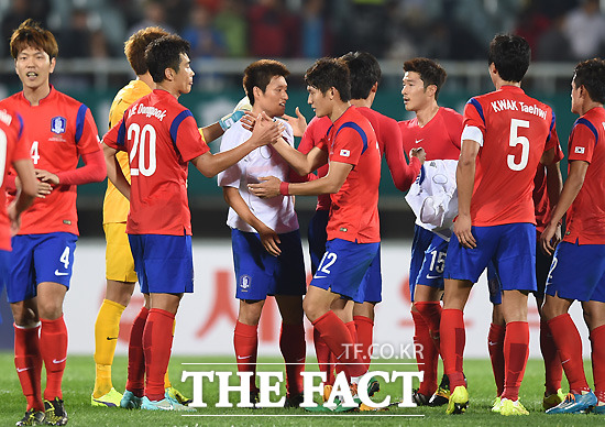 한국이 10일 파라과이를 2-0으로 꺾고 기뻐하고 있다. / 천안종합운동장 = 최용민 기자