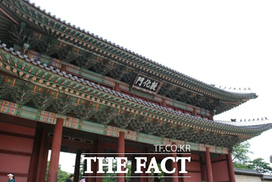 경복궁 야간개장 소식이 전해지면서 티켓 예매 전쟁이 시작됐다. 예매 오픈 한시간 만에 홈페이지는 마비됐으며 현장에서 구매가 가능한지에 대해 누리꾼의 우려도 나오고 있다.(해당 기사와 무관)/김아름 기자