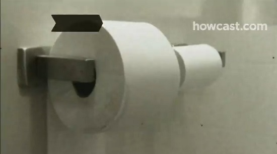 데일리메일에 따르면 공중화징실의 화장지 고정대에 세균이 변기보다 많다. /하우캐스트 영상 캡처