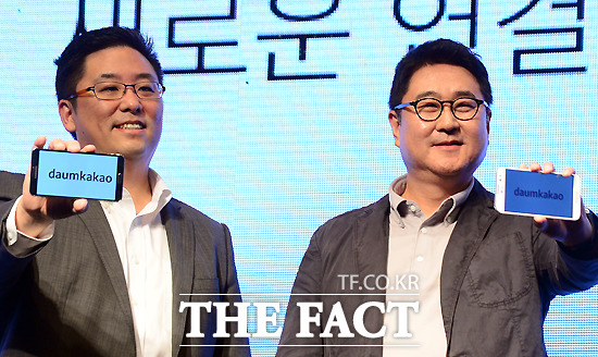 다음과 카카오의 합병법인 다음카카오의 최세훈(왼쪽), 이석우 공동대표가 지난 1일 오전 서울 웨스틴조선호텔 그랜드볼룸에서 기자회견을 열고 공식 출범을 알린 가운데, 포즈를 취하고 있다./ 이새롬 기자