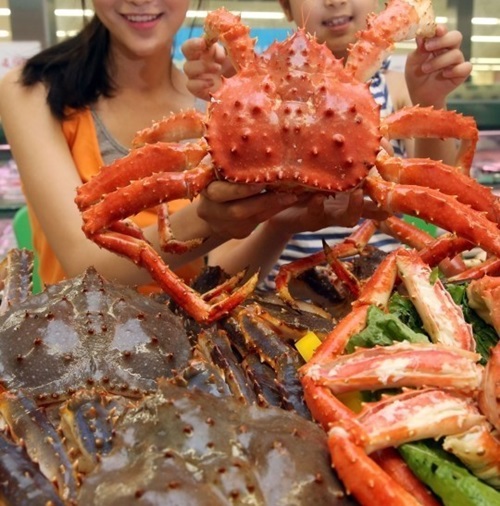 킹크랩 가격 폭락이 누리꾼들의 큰 호응을 사고 있다. / 이마트 제공 자료 사진