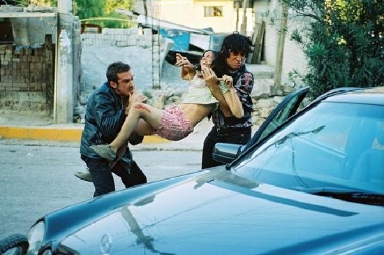 2012년 충북 천안 대학가에 퍼진 할머니 봉고차 납치 괴담은 헛소문이 오해를 낳아 불신으로 이어진 대표 사례다./영화 트레이드 스틸