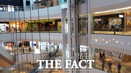 제2롯데월드 쇼핑몰은 국내 최대 규모를 자랑한다.