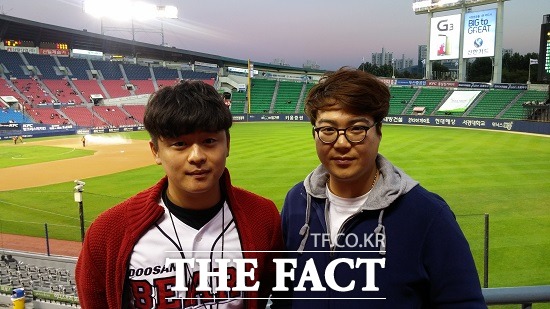 두산 팬 장은철 씨(오른쪽)와 안지훈 씨가 인터뷰를 마치고 포즈를 취하고 있다. / 잠실구장 = 이현용 기자
