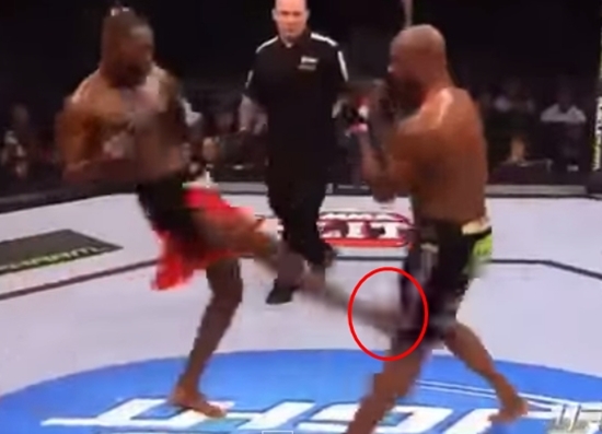 UFC 파이터 존 존스(왼쪽)는 이소룡과 비슷한 사이드킥을 자주 사용한다. / 유튜브 영상 캡처