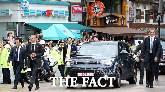 프란치스코 교황이 지난 8월 방한중 서울 중구 명동성당 에서 평화와 화해를 위한 미사를 집전하기위해 쏘울 차량을 이용해 이동하고 있다./ 더팩트DB