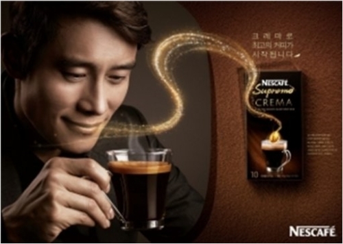 롯데네슬레코리아는 이병헌에서 정우성으로 광고모델을 교체했다./롯데네슬레코리아 제공