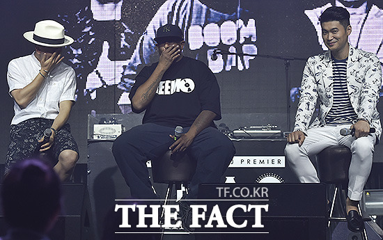 다이나믹듀오 개코(왼쪽)은 지난 여름 한국 가수 최초로 전 세계 힙합 대부 디제이 프리미어(가운데)와 콜라보레이션을 진행해 화제를 모았다. /더팩트DB