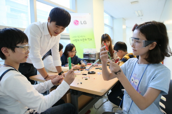 지난해 10월 LG 사랑의 다문화학교에 참가한 학생들이  LED 전구를 활용한 과학실험을 하고 있다.