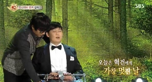 더 크로스 김혁건이 전신마비의 몸으로 스타킹에 출연해 감동을 일으켰다. /SBS 스타킹 캡처