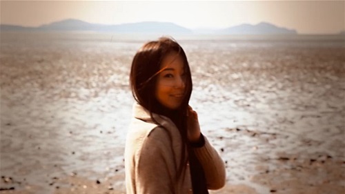 서리슬의 노출 패션이 주목을 받고 있다. / 영화 러브멘토 스틸