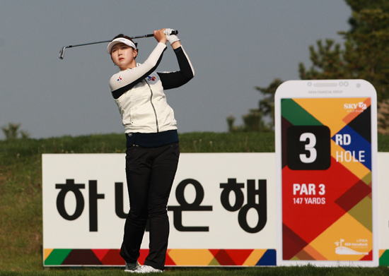 백규정이 18일 열린 LPGA 투어 하나외환 챔피언십 3라운드에서 5언더파 211타를 기록해 배희경과 함께 공동 선두에 올랐다. / LPGA 하나외환 챔피언십 대회본부 제공