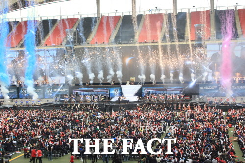 이매진 드래곤스의 화려한 무대로 시작된 롤드컵 결승 현장. 롤드컵 결승이 열리는 서울 상암월드컵경기장에는 4만 관객이 몰려들어 인산인해를 이루고 있다./상암=김연정 기자