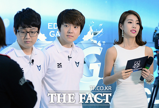 롤드컵 결승 현장에 롤여신 조은정(오른쪽) 아나운서가 등장했다. 사진은 지난 4일 부산 해운대구 벡스코 오디토리움에서 삼성 화이트 댄디 최인규(가운데)와 마타 조세형을 인터뷰 중인 조은정 아나운서./김슬기 기자