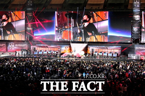 롤드컵 결승을 위해 첫 내한한 이매진 드래곤스. 이매진 드래곤스는 롤 하드코어 유저인 것으로 알려졌으며 롤드컵 결승 처음부터 끝까지 함께해 롤 팬들과 함께 호흡했다./상암=김연정 기자