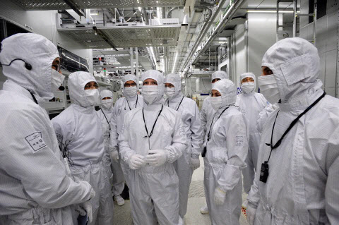 마크 저커버그 페이스북 CEO(왼쪽에서 세 번째)가 지난 15일 경기도 화성 삼성전자 반도체 공장을 방문해 찍은 사진을 자신의 페이스북 계정에 18일 게재했다. /마크 저커버그 CEO 페이스북 계정