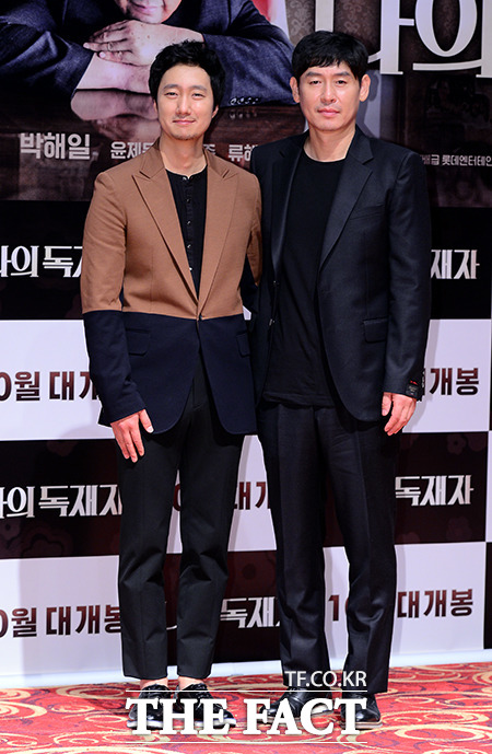 아들과 아버지로 호흡을 맞춘 배우 박해일(왼쪽)과 설경구가 20일 오후 서울 광진구 자양동 롯데시네마 건대입구에서 열린 영화 나의 독재자 기자간담회에 참석했다./김슬기 기자