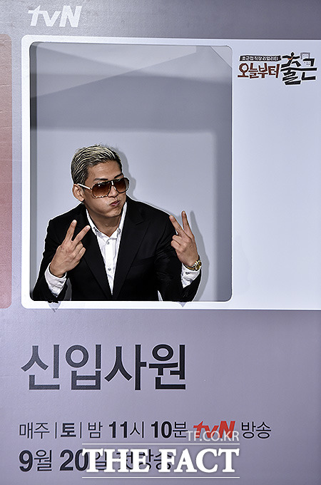 지오디의 박준형이 지난달 15일 서울 영등포구 여의도 63컨벤션센터에서 열린 tvN 오늘부터 출근 제작 발표회에 참석해 유쾌한 포즈를 취하고 있다./최진석 기자