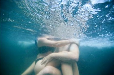 이탈리아에서 젊은 연인이 바닷물 속에서 성관계를 하다 몸이 떨어지지 않아 병원으로 응급 이송되는 사건이 발생했다./미국 라이프 앤 스타일 캡처