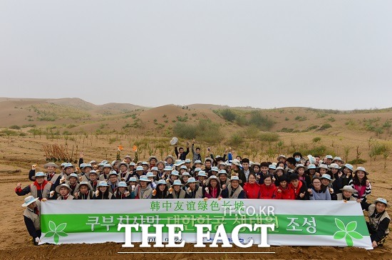 올해로 8년째를 맞이한 나무 심기 봉사 활동에는 대한항공 직원 70명을 비롯해 미래의 주역인 중국 대학생 50명 등 모두 120여 명이 참여, 척박한 환경에서도 잘 자랄 수 있는 사막버드나무, 포플러, 양차이 등을 심었다.