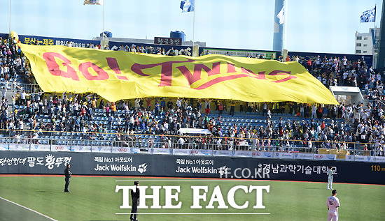 19일 열린 준플레이오프 1차전에서는 많은 LG 팬이 경기장을 찾아 응원전을 벌인 가운데 LG가 NC를 13-4로 크게 이겼다 . / 마산야구장 = 최용민 기자