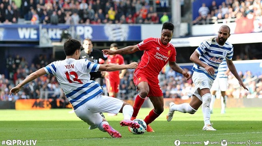 윤석영이 몸을 날리며 스털링의 공격을 차단하고 있다.