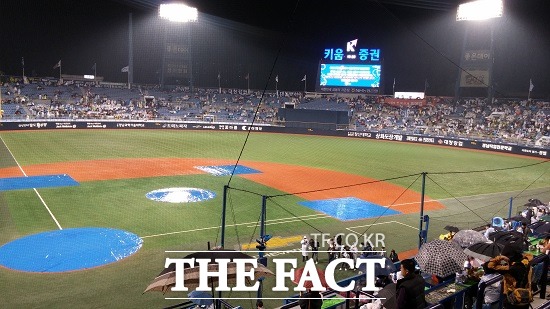 20일 열릴 예정이었던 LG와 NC의 준플레이오프 2차전이 비로 연기됐다. / 마산야구장 = 이현용 기자