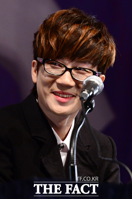 서태지가 20일 오후 서울 강남구 삼성동 그랜드 인터컨티넨탈 호텔에서 열린 9집 콰이어트 나이트의 기자회견에서 여유롭게 9집 앨범에 관한 이야기를 나눴다. /남윤호 기자