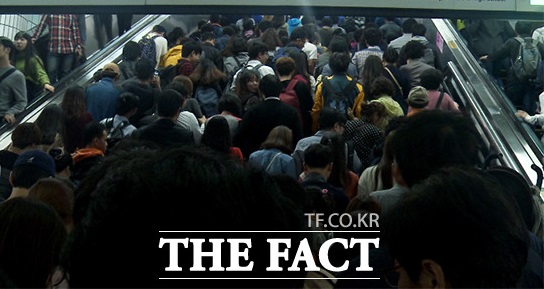 최악의 지옥철 구간이란 불명예는 9호선에게 돌아갔다. /더팩트DB