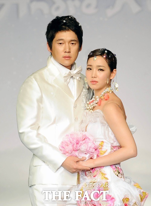 이유리 남편이 누리꾼들의 관심을 받고 있다. / 더팩트DB