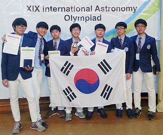 한국 국제천문올림피아드 1위가 누리꾼의 관심을 받고 있다. 한국은 출전한 7명 모두 메달을 따내며 금메달 2개, 은메달 3개, 동메달 2개로 종합 1위 성적을 거뒀다./미래창조과학부 제공