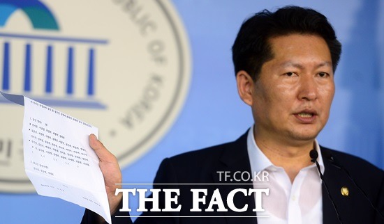 정청래 국회 안정행정위원회 소속 새정치민주연합 의원(서울 마포을)은 22일 경기도 국정감사에서 경기도로부터 제출 받은 화재·구조 구급상황 보고서를 보면 사고 이후 1시간 35분 만에 사망자로 추정되는 사람 가운데서 생존자를 발견해 뒤늦게 분당제생병원에 이송한 사실이 있다고 주장했다./ 더팩트 DB