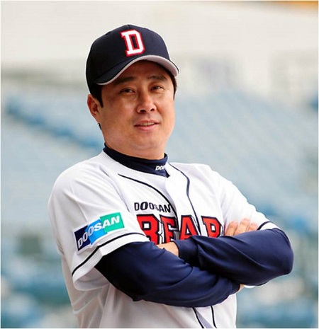 두산 베어스가 21일 제10대 사령탑으로 김태형 감독을 선임했다. 4년간 5명의 감독 교체에 프런트 개입의 목소리가 수면 위로 떠오른 가운데 머니볼 프런트 야구가 관심을 받고 있다. / 두산 베어스 제공